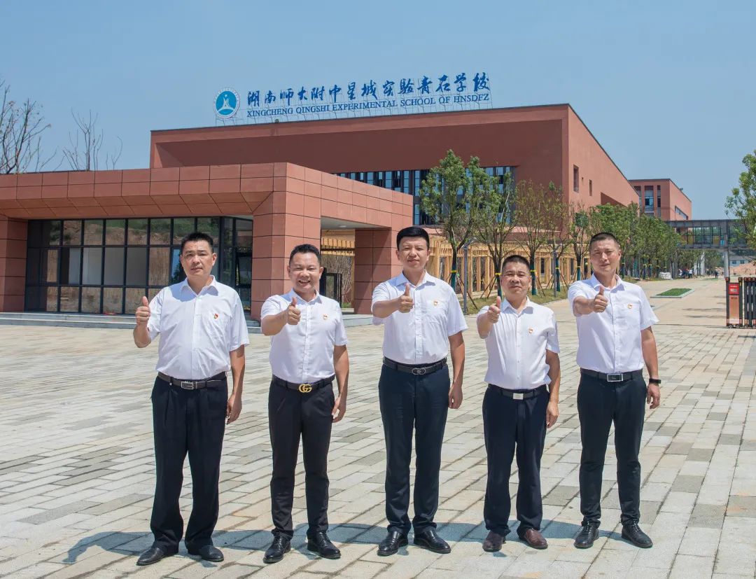 学校领导班子 校长 张凌