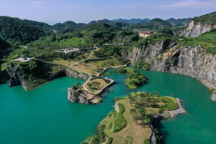 这是8月17日拍摄的重庆铜锣山矿山公园景象(无人机照片).