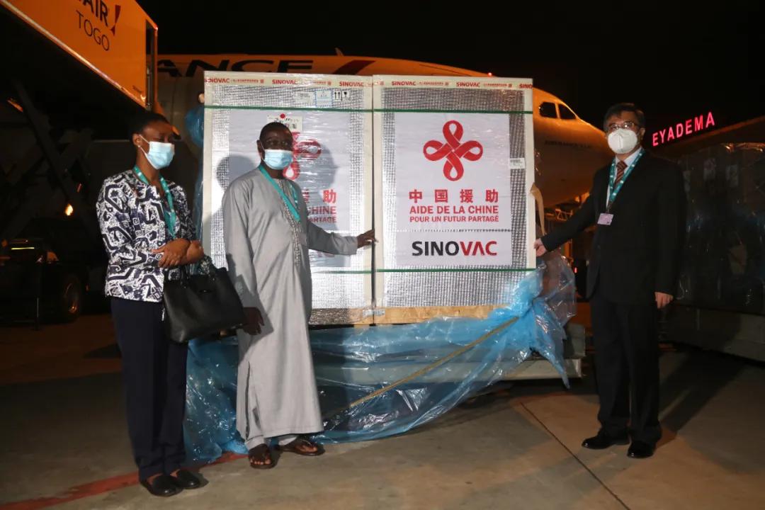 中国援助的第二批新冠疫苗运抵多哥