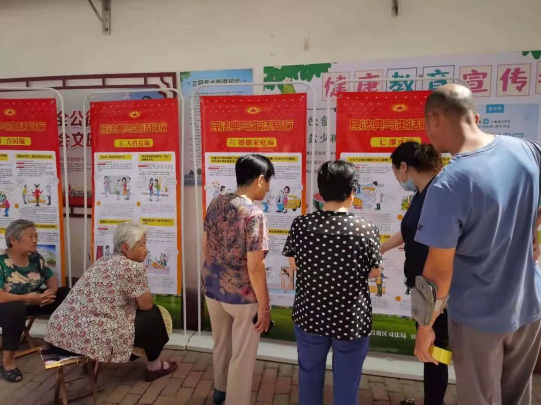 东昌府区司法局:《民法典》流动展走进社区 "典"亮群众生活
