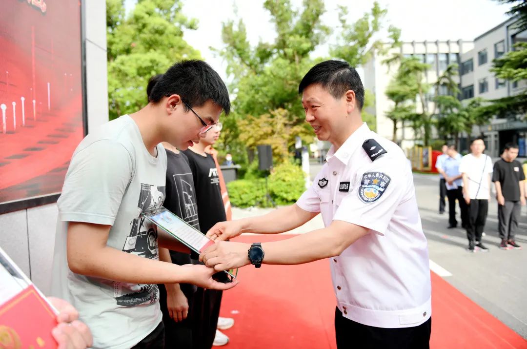 市二级巡视员,市公安局党委副书记孙维为民警子女代表颁奖.