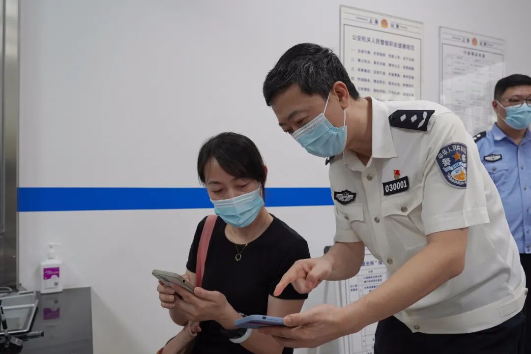 常委,副区长姚汝林陪同市民办理上海市户籍人户分离人员居住登记业务