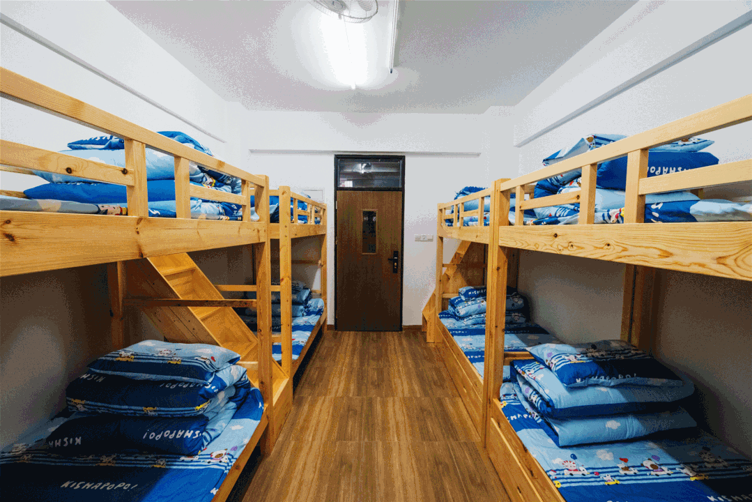 学生宿舍为标准八人间,配备木质床和衣柜,风扇等基础设施.