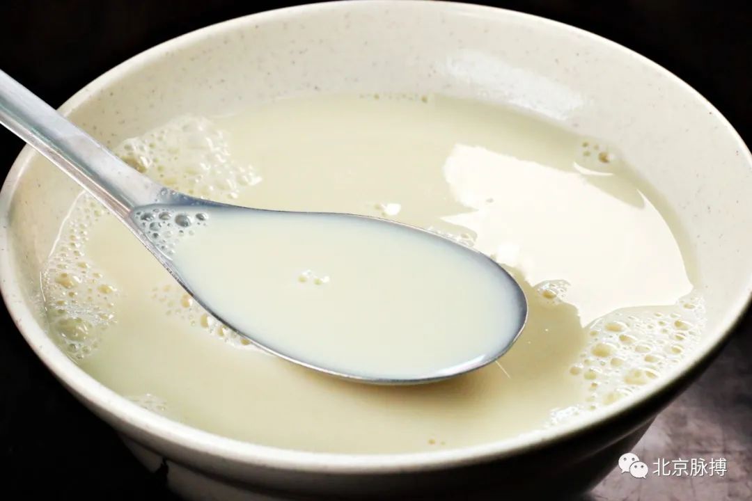北京人早点总爱吃烧饼,果子,喝碗豆浆.