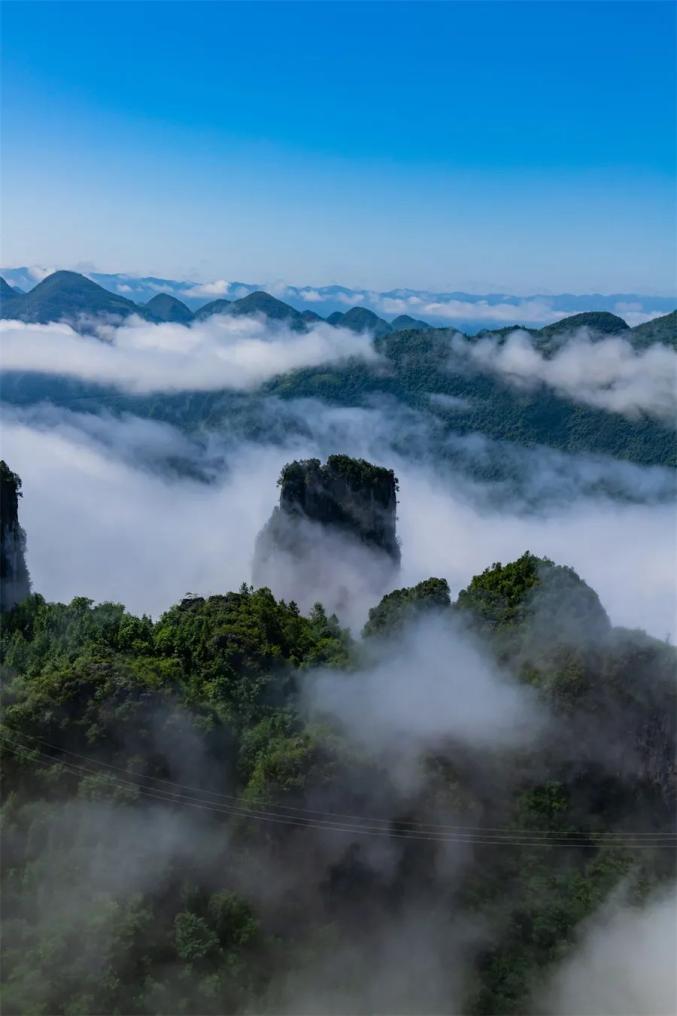 然而在恩施大峡谷却感受到意外的惊喜,她地处武汉和重庆两大"火炉"