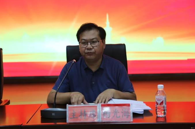 副校长杨光海主持会议 大会伊始,全体起立,奏唱国歌.