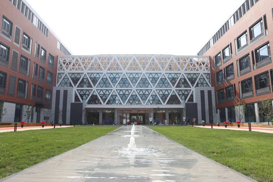 随着2021年秋季开学季到来,人大附中亦庄新城学校和北京市第二中学经