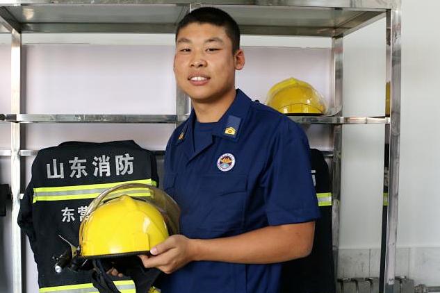 亮相专职消防人员换新装