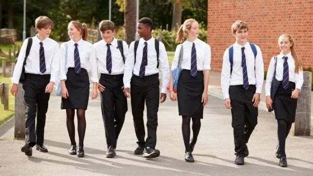 新学年开始的第一天,一些英国学生险些因为买不起校服而无法去学校.