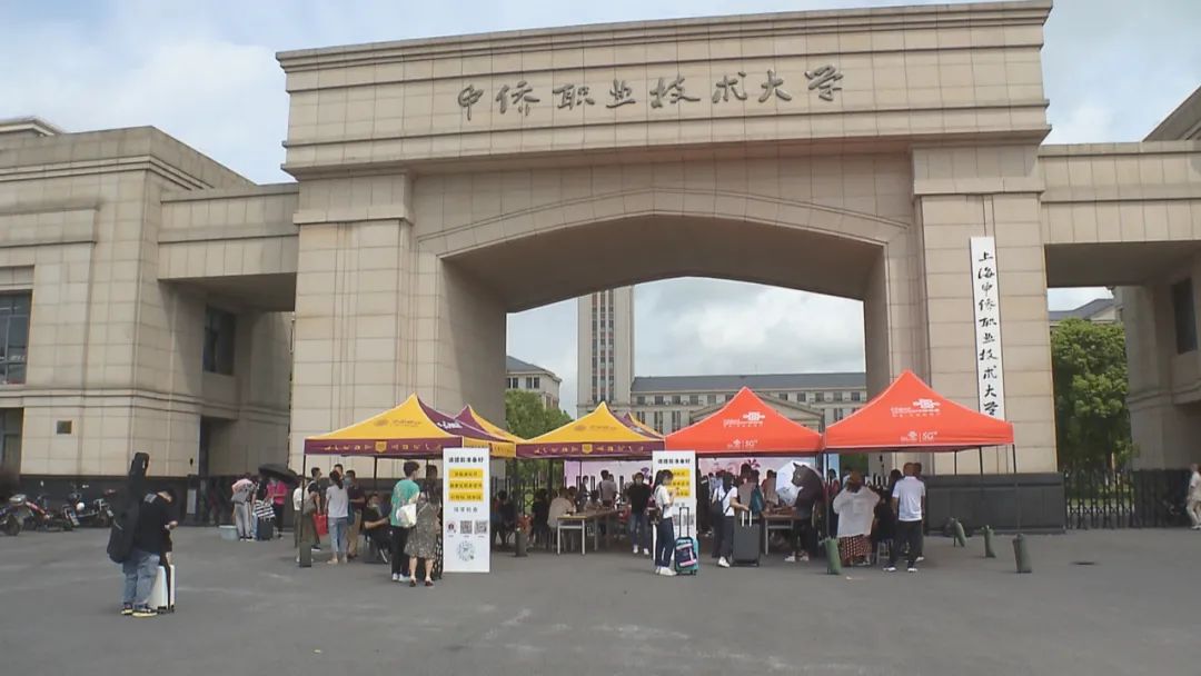 一见倾"新"!金山这所学校迎来了新生报到