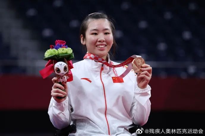 在女子单人wh1级的铜牌战中,中国19岁小将尹梦璐以2-0战胜队友张晶