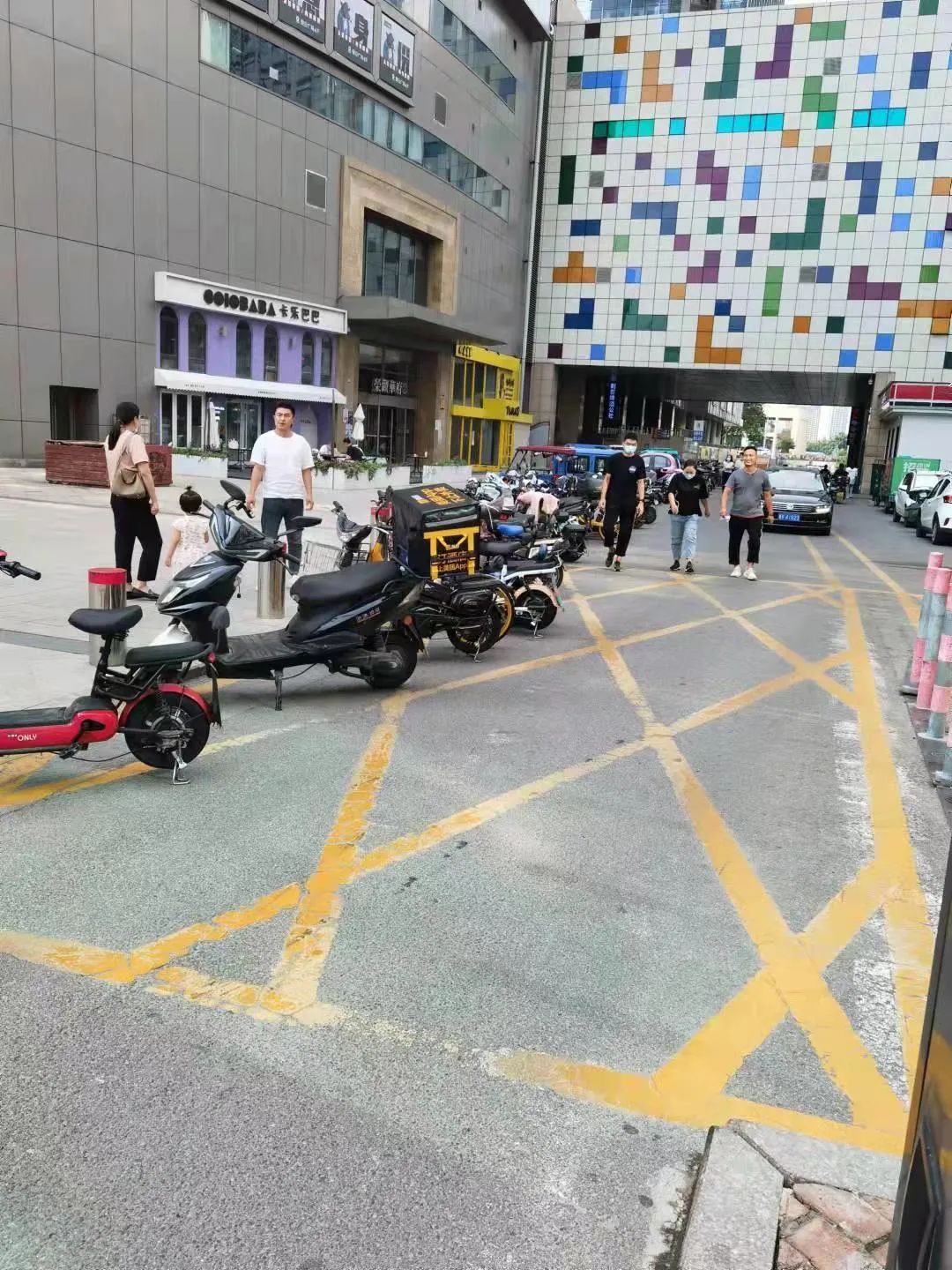 泰华城假日广场门口电动车乱停放.