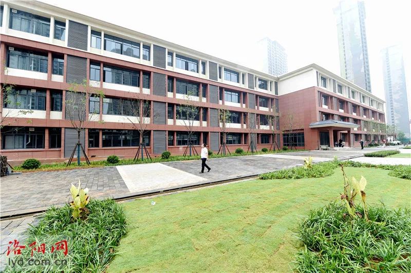 洛阳市老城区第二小学墨香路校区规划48个教学班,可容纳学生2000余人