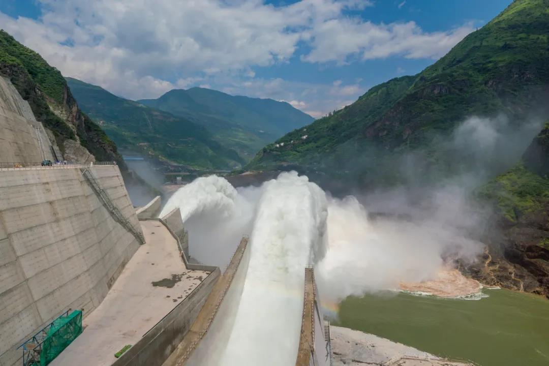 白鹤滩水电站泄洪洞三孔全开成功运行