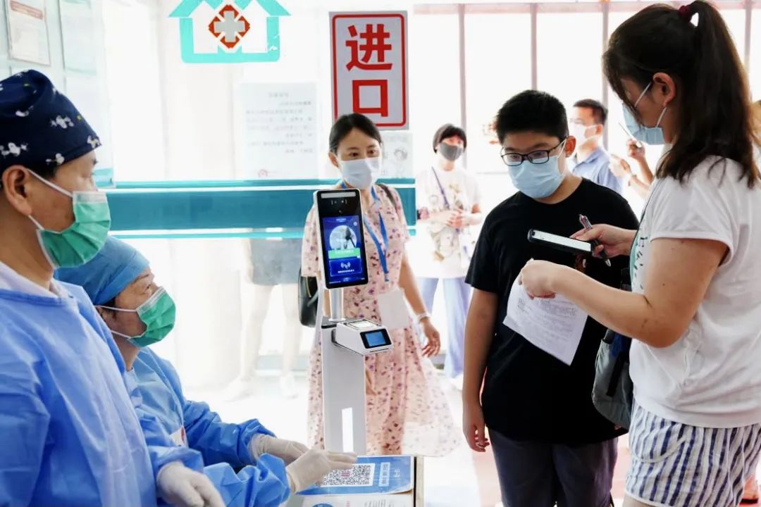 开打疫苗咯直击虹口1214岁人群新冠疫苗接种现场
