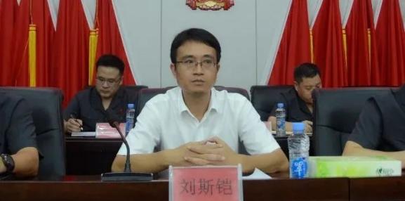 高举旗帜凝心聚力万载县法院传达学习贯彻县第十五次党代会精神