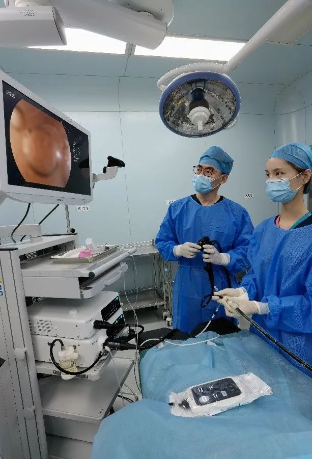 术中照片 此次使用的双气囊小肠镜是由一条200cm的内视镜和一条145cm
