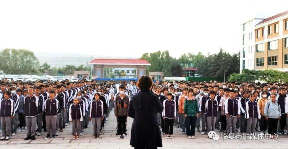 备受瞩目的河州中学正式开学,迎来开学第一天,这是临夏市教育事业发展