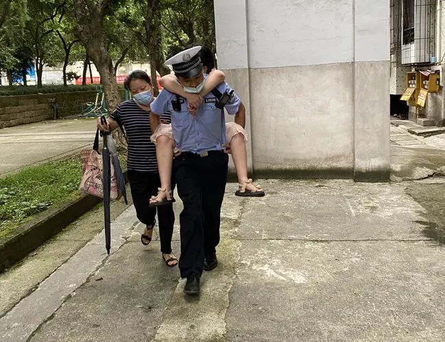 你蹲下背人的样子真帅