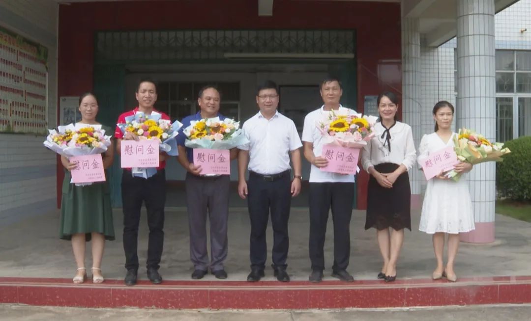 县长陈前平率队先后来到武宣县二中,武宣县中学开展走访慰问,与老师们