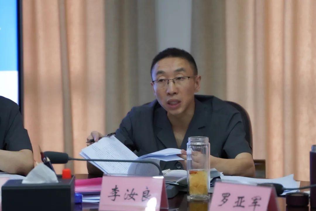 会上,什邡法院党组书记,院长李汝良就省市院长工作会精神进行传达,并