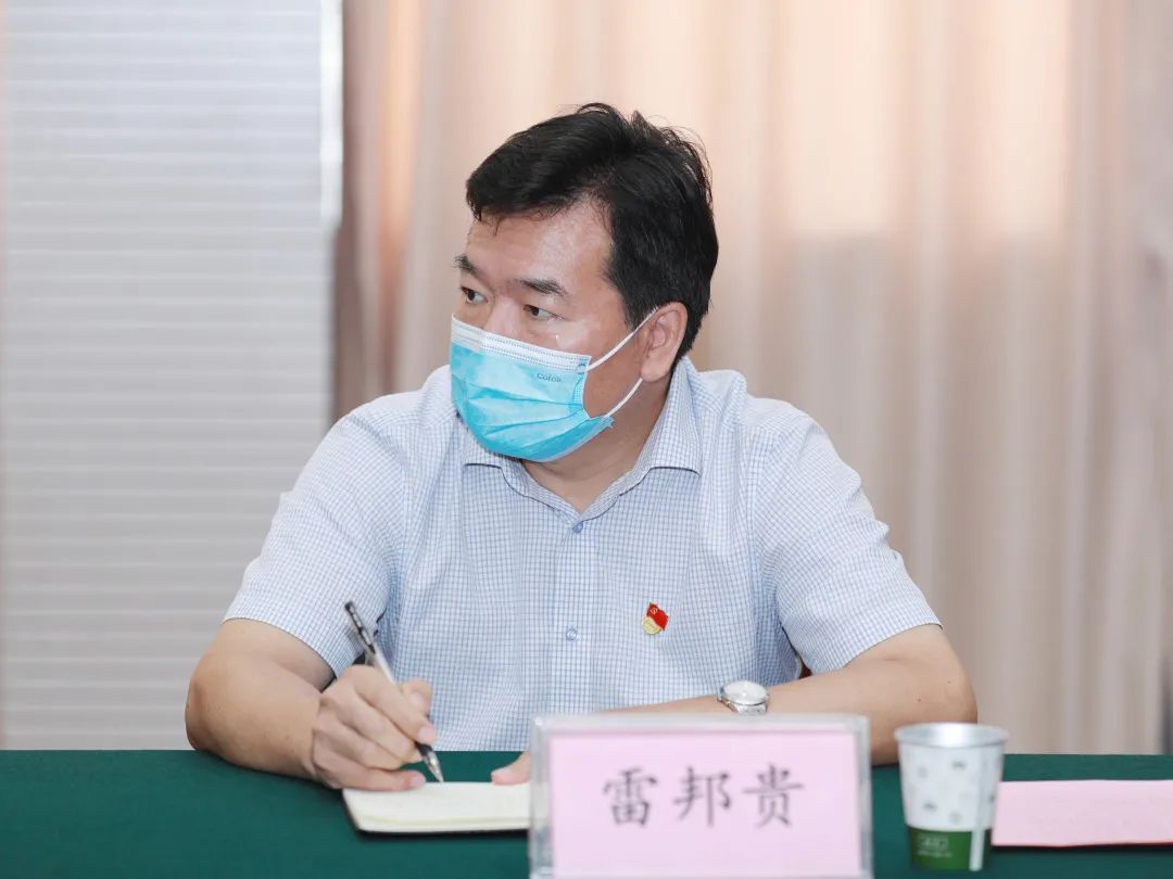 省委统战部副部长,省社会主义学院党委书记雷邦贵出席座谈会.