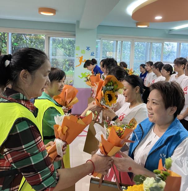 渝北区双龙湖街道各社区妇联开展系列教师节感恩活动