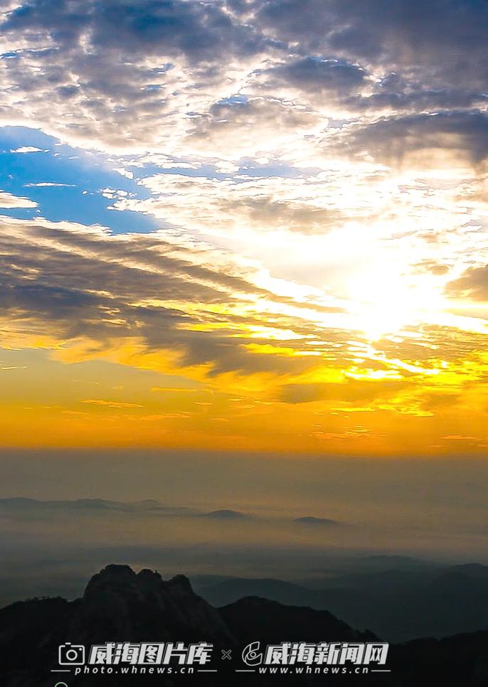 山河秀丽太阳缓缓升起万物生机勃发高山云海,霞光日出这样的美景最能