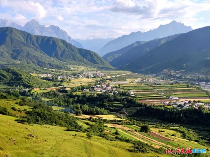 积石山上景观多—太子山旅游大通道(积石山段)掠影