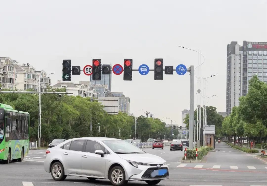 嘉兴有些路口右转箭头绿灯怎么"消失"了?答案在这里