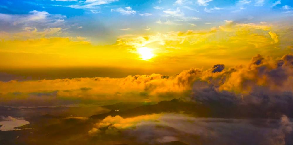 天空壮美 山河秀丽太阳缓缓升起万物生机勃发高山云海,霞光日出这样