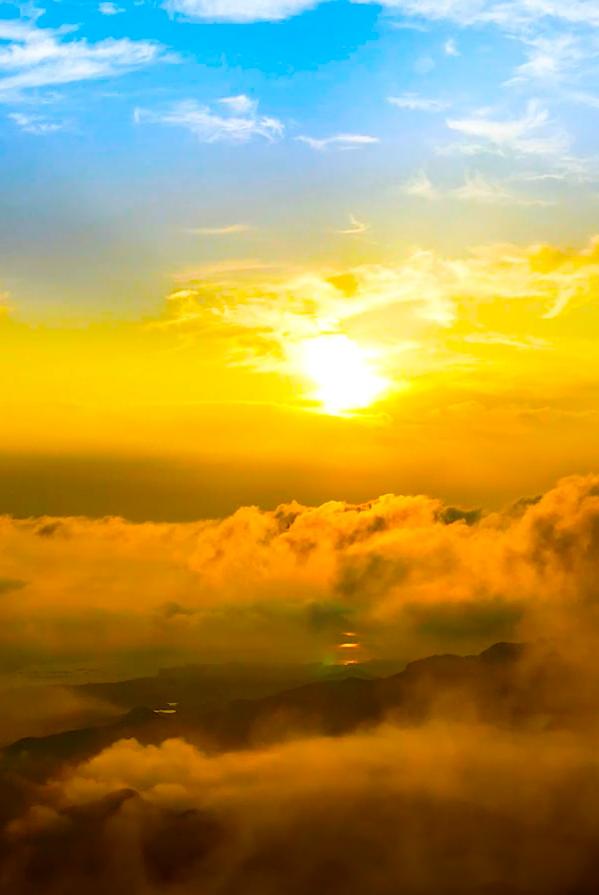 天空壮美 山河秀丽太阳缓缓升起万物生机勃发高山云海,霞光日出这样