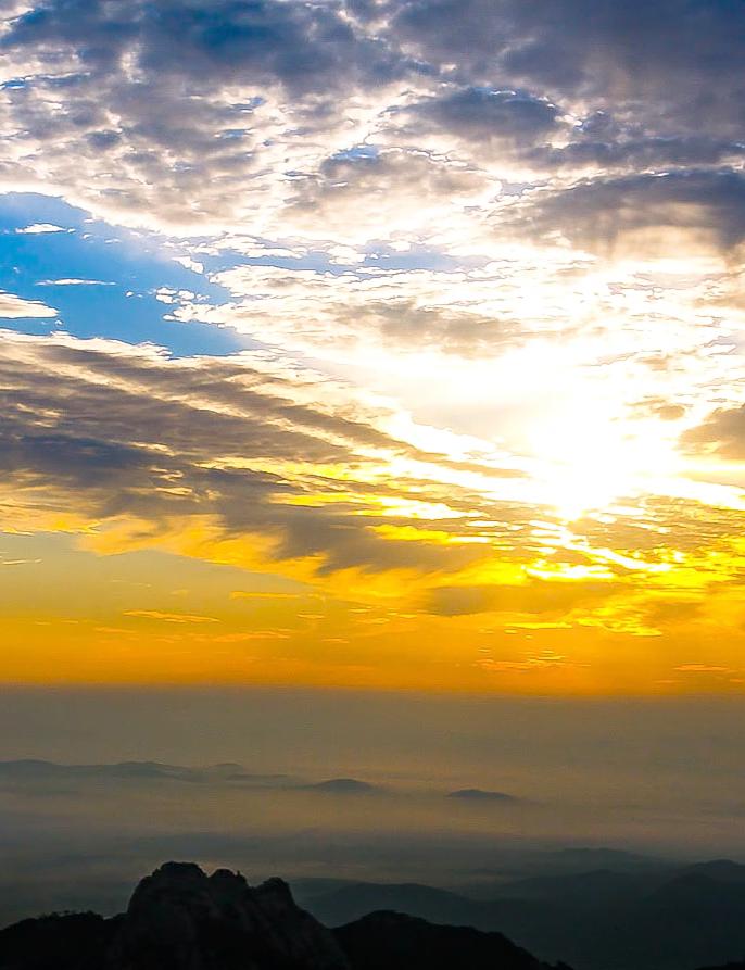 天空壮美 山河秀丽太阳缓缓升起万物生机勃发高山云海,霞光日出这样的