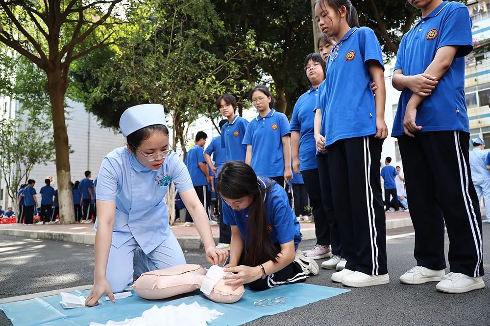 我为群众办实事│百色市人民医院专家团队到祈福高中开展急救知识培训