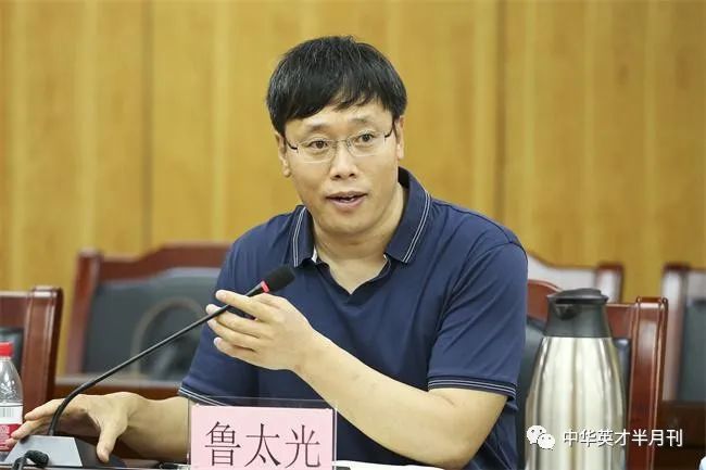 《中华英才》半月刊音乐研究所负责人,研究员李宏锋