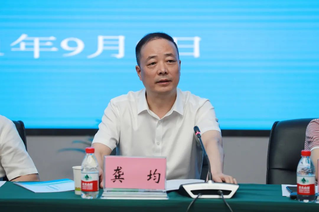 江北区人大常委会主任刘渝平,党组书记龚均一行调研