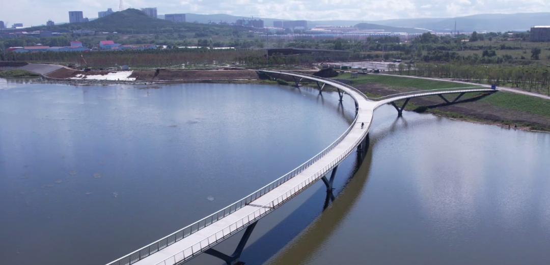 1亿元,两座人形桥主体工程,游客服务中心主体工程已完工.