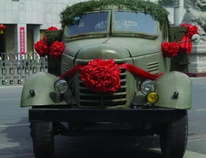 1956年 7月,中国第一批国产汽车 ——"解放 "牌载重汽车在长春第一