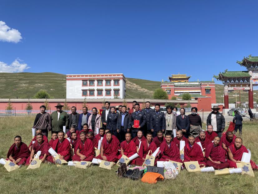 共同体意识暨民法典藏汉双语法治宣传教育宣传组赴夏河县开展宣讲活动