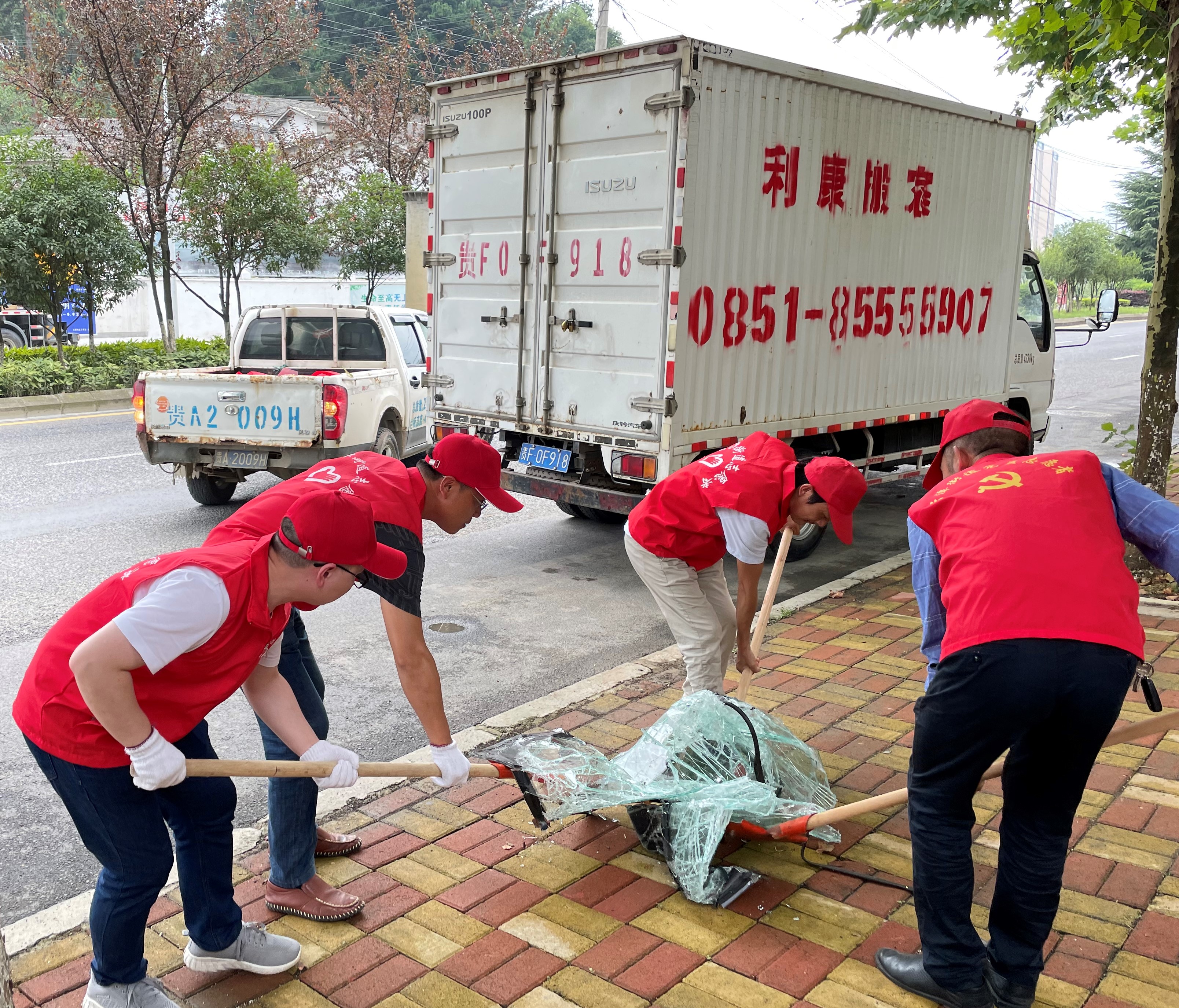 共建美好家园观山湖区云潭街道开展环境卫生整治志愿服务