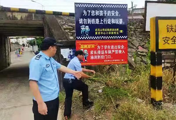 两个年过半百的"土"警察,守护铁路安全20多年,他们有什么"法宝"