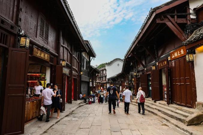 据了解,为更好保护历史文化街区,7月25日开始,磁器口古镇老街启动了为