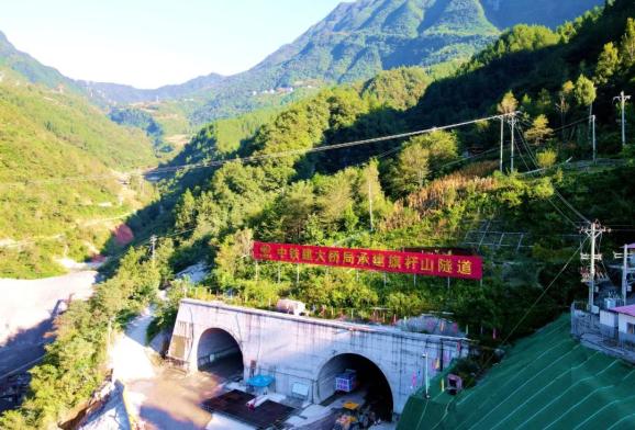 旗杆山隧道位于大巴山深处,是重庆市首座集煤层瓦斯,断层,岩溶,暗河