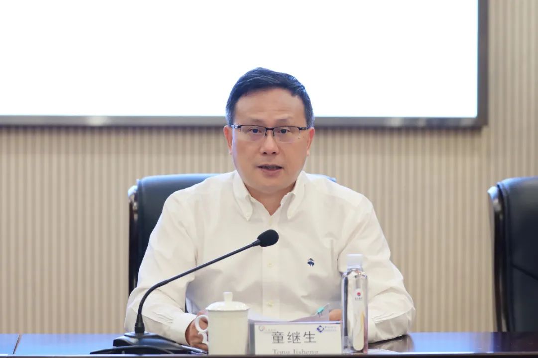 澎湃号>民建上海市委> 童继生代表集团党委向民建东方国际(集团)有限
