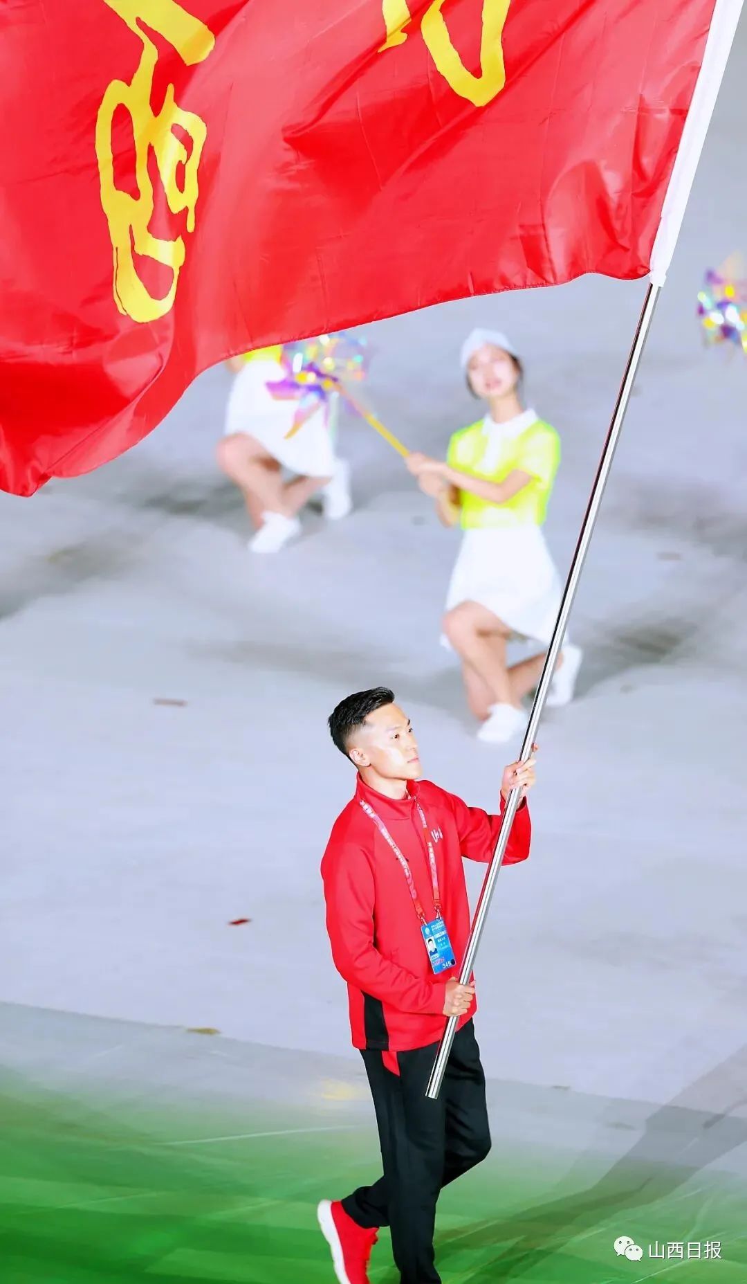 高清大图来了十四运开幕董栋执旗引领山西代表团出场