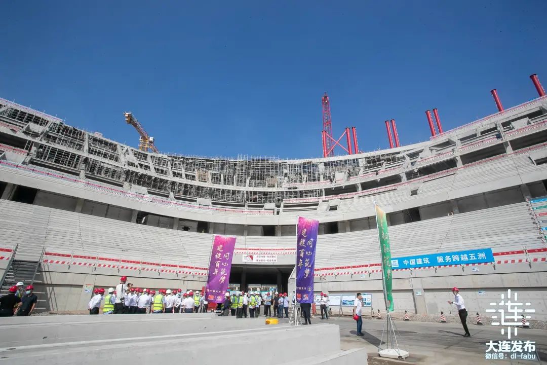 迎来主体结构全面封顶大连梭鱼湾专业足球场项目伴随着最后一方