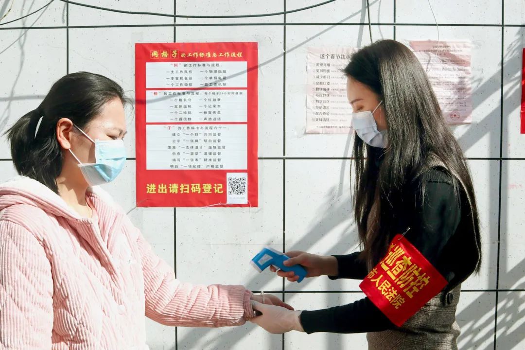 《网格哨兵》 图片背景:2020年4月综合审判庭干警下沉社区,疫情防控