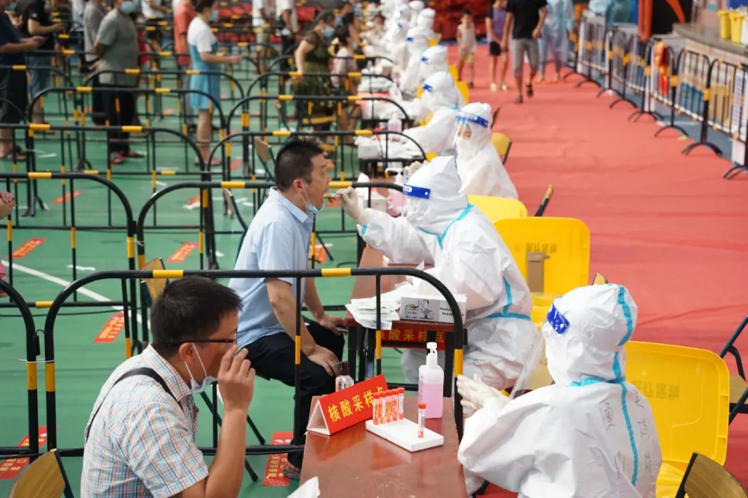 将移动式雾炮车"挪"进核酸检测现场为工作人员送冰送水向医护人员