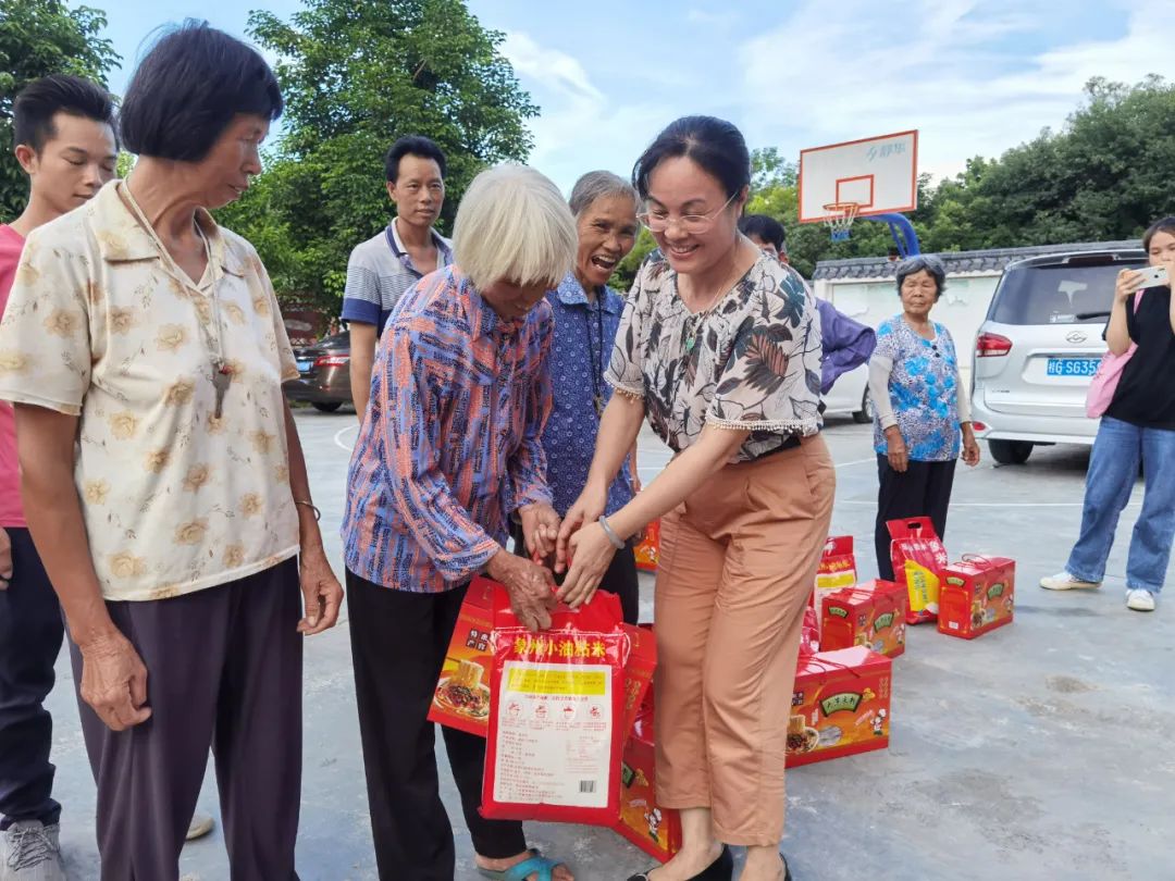 来宾市妇联携手爱心企业节前慰问困难群众