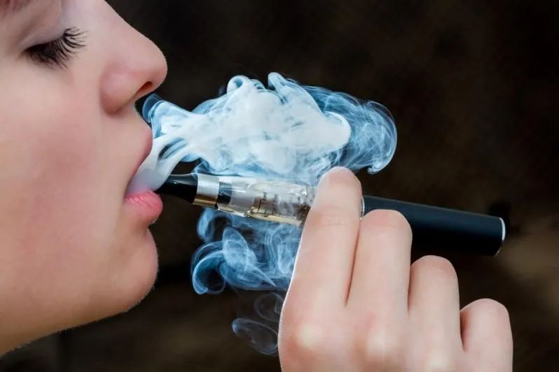 从而导致我国吸烟率直线上升,这是电子烟滥用的后果